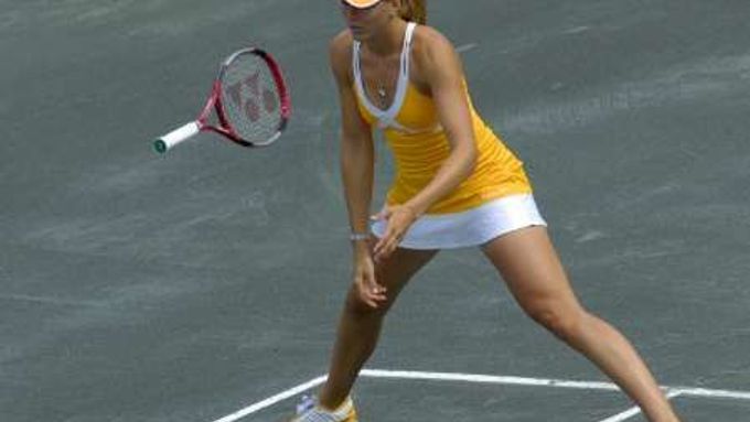 Nicole Vaidišová hází raketou v úvofním kole turnaje v Charlestonu, v němž podlehla Michaelle Krajicekové.