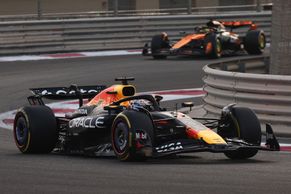 Klíčový závod F1 obrazem: Verstappen si před McLareny drží náskok