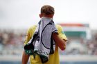 Bizarní záběry z French Open. Dospělí muži kradou dětem z rukou tenisové suvenýry