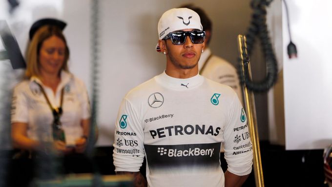 Lídr šampionátu Lewis Hamilton začal dnešní tréninky v Abú Zabí ze všech nejrychleji.