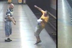 Policie našla útočníka, který srazil muže do kolejiště metra