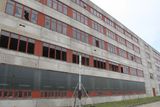 Bohužel pro Ergos začala stavba obří továrny, kde mělo pracovat několik stovek lidí, v roce 1988. Svému dokončení se továrna Ergon blížila po převratu v roce 1989. S trhem RVHP byl tehdy konec a stavba byla zastavena pět měsíců před dokončením.