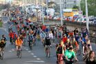 Praha si užívá víkendu bez aut, město zaplavila kola