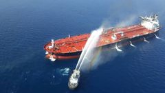 Loď se snaží uhasit tanker v Ománském zálivu.