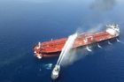 Loď se snaží uhasit tanker v Ománském zálivu.