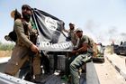 Radikálové z IS se zabarikádovali v centru Syrty. Někteří si holí plnovousy a snaží se utéct