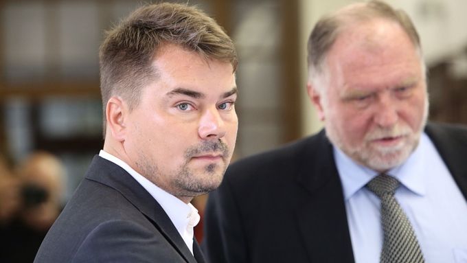 Marek Dalík před soudem, v pozadí obhájce Tomáš Sokol