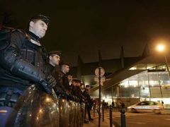 Kordon francouzských policistů před stadionem klubu Paris St. Germain pře zápasem Poháru UEFA s Panathinaikosem Atény.