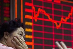 Čínské akcie se propadly o sedm procent, obchodování bylo poprvé automaticky přerušeno
