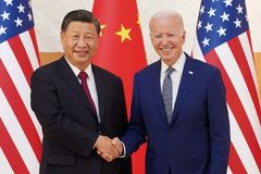 Biden označil čínského prezidenta za diktátora. Den předtím chválil vztahy obou zemí