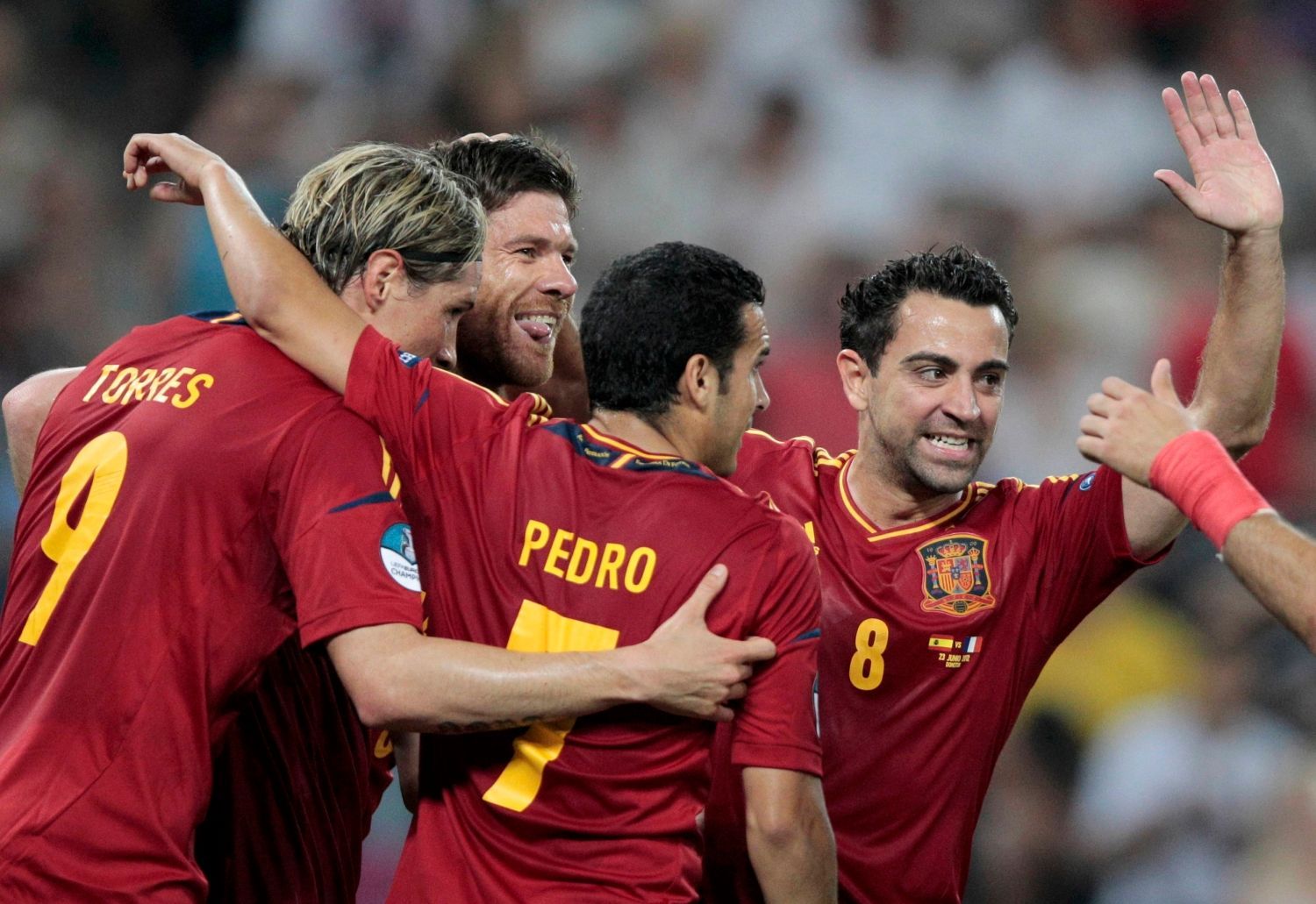 Španělští fotbalisté slaví gól během čtvrtfinálového utkání Španělska s Francií na Euru 2012
