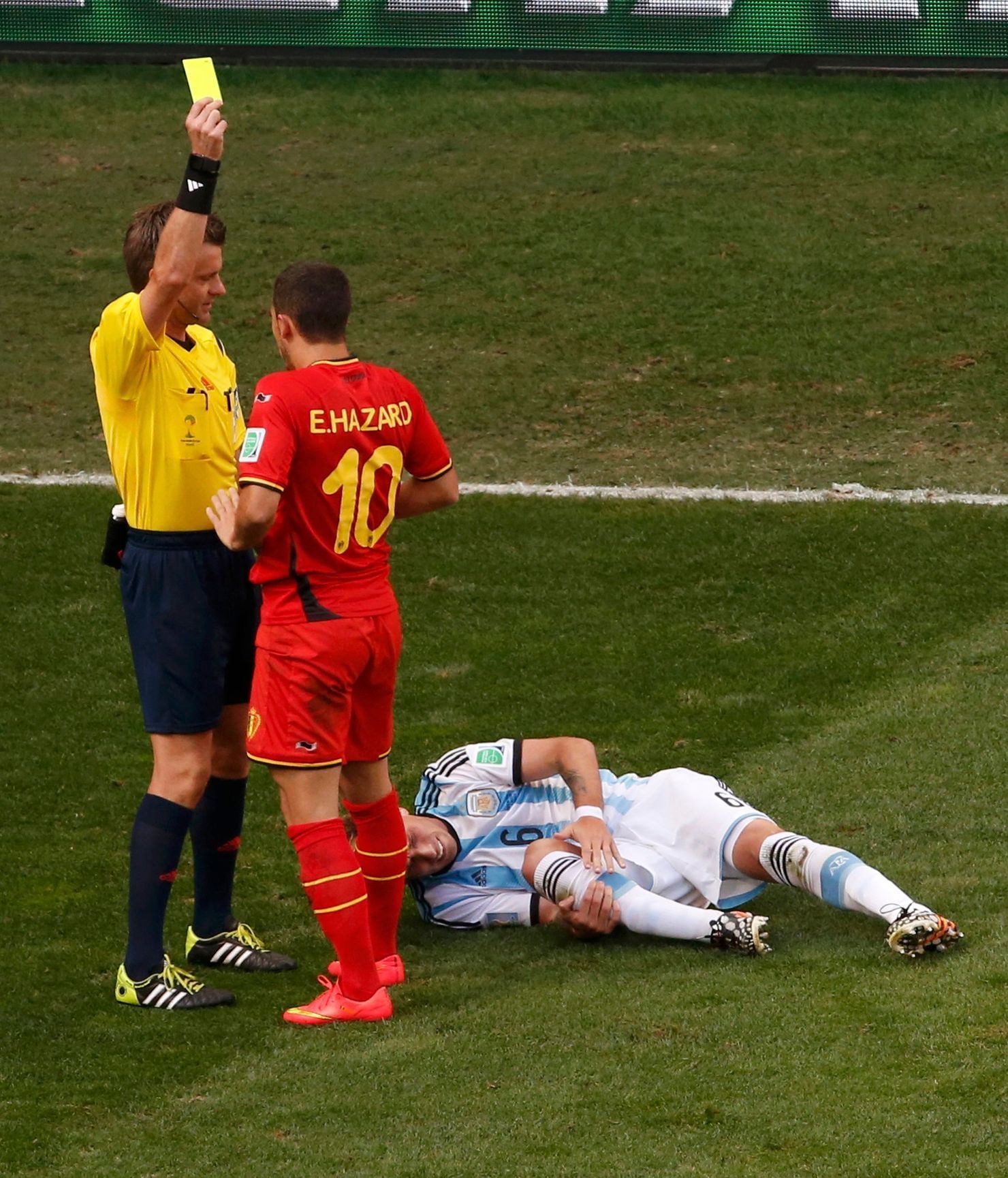 MS 2014, Argentina-Belgie: Lucas Biglia - Eden Hazard; rozhodčí Nicola Rizzoli