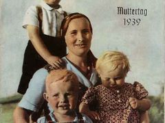 Nacismus vyzdvihoval kult matky jako rodičky. Obálka časopisu Ženská stráž.