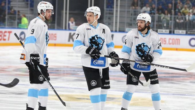 Hokejisté Dinama Minsk v utkání na petrohradském ledě Šanghaje