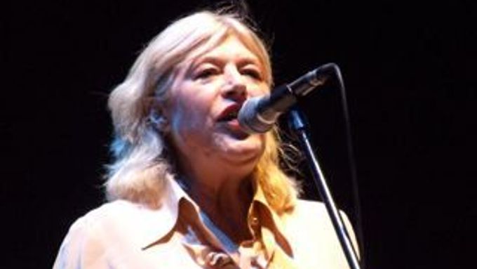 Poslechněte si píseň Sparrows Will Sing, kterou pro nové album Marianne Faithfull napsal Roger Waters.