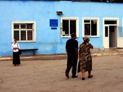 Desetitisícové město Soldanesti, ležící asi 120 km na sever od hlavního města Kišiněva, trápí vysoká nezaměstnanost a odliv mladých lidí v produktivním věku. To se také projevilo ve voličském složení při dnešních parlamentních volbách. Převažovali lidé staršího věku a maminky s malými dětmi. Jejich manželé většinou pracují v zahraničí.