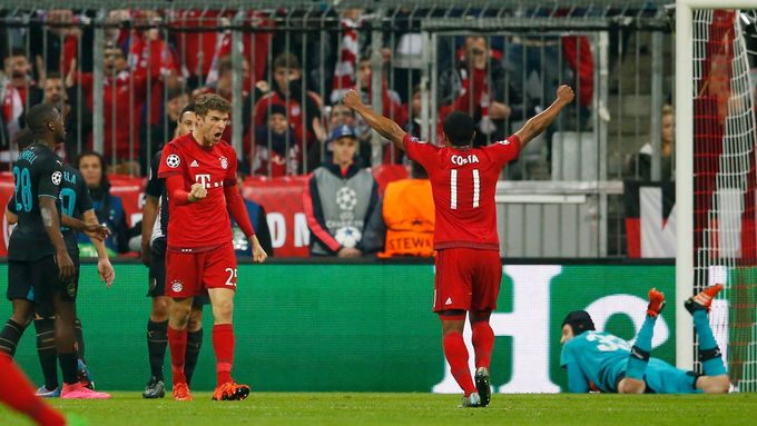 Thomas Müller (vlevo) slaví gól Bayernu.