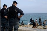 První, co migranty na italském břehu čeká, jsou většinou hlídkující policisté.
