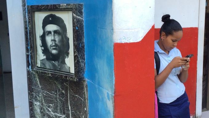 Kubánská vláda schválila rozšíření veřejného přístupu k internetu. Jan Šibík natáčel reportáž na dvou z 35 internetových střediscích rozmístěných po celé zemi.