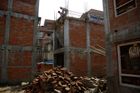 Lidé v Bhaktapuru se snaží postavit dům na tom samém místě, kde stál v roce 2015.
