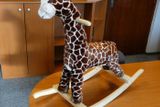 Houpací žirafa z Číny? Takovou raději ne. Měkký krk bez výztuže se totiž při zhoupnutí ohýbá a oři běžném použití výrobku hrozí pád dítěte.