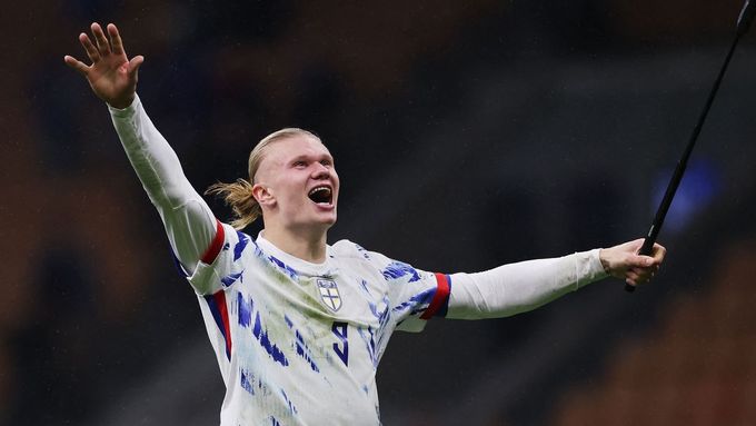 Norský kanonýr Erling Haaland slaví vítězství svého celku v Itálii a postup na MS.