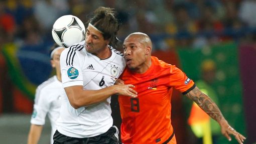 Sami Khedira a Nigel de Jong bojují o míč během utkání Nizozemska s Německem ve skupině B na Euru 2012.