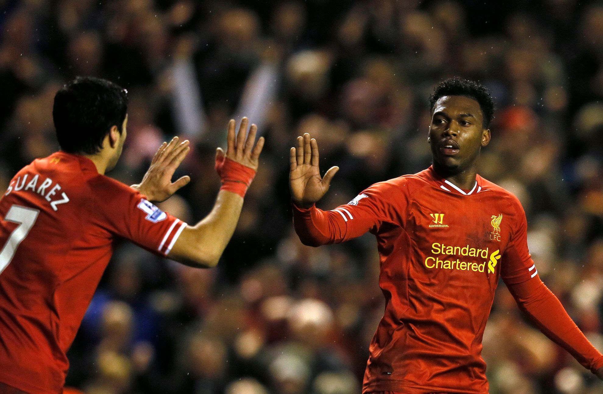 Sturridge a Suárez slaví branku Liverpoolu v Premier League