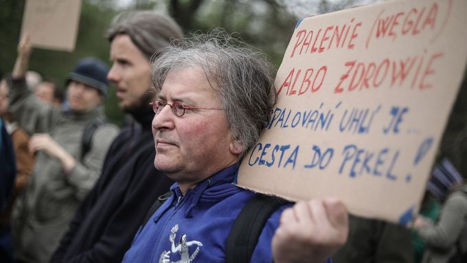 Foto: Mezinárodní protest na českých hranicích. Stovky lidí brojí proti polskému dolu