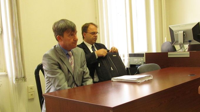 Peter Ďurica (vlevo) s advokátem Pavlem Drumevem.