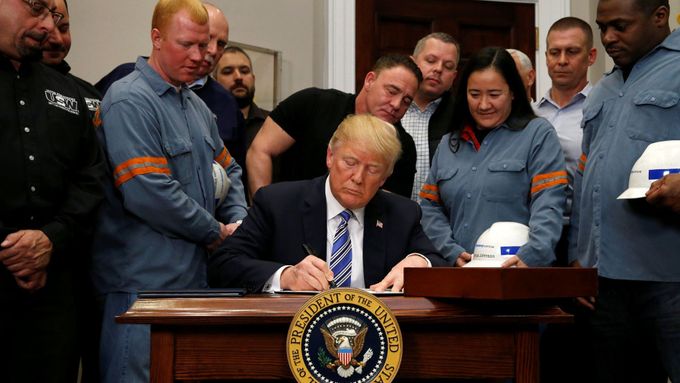 Trump podepisuje dekret o zavedení cla na hliník a ocel