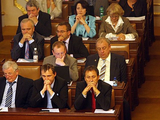 Dluhy podle stran Sněmovna volí místopředsedkyně