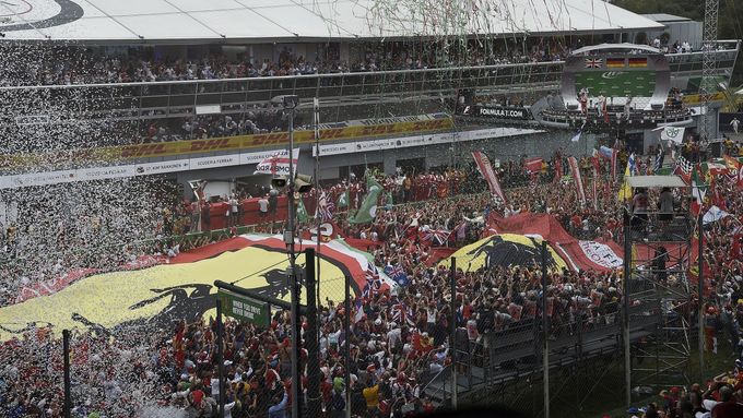 Rok co rok zaplní tifosi Ferrari po Grand Prix cílovou rovinku.