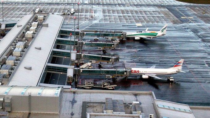 Letadla u terminálů na letišti v Ruzyni.