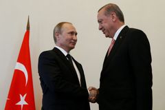 Moskva se rozloučila se zavražděným velvyslancem. Turecko a Rusko může incident paradoxně sblížit