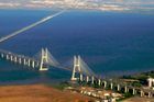 Nejdelším mostem na starém kontinentu je Most Vasca de Gamy přes řeku Tagus v Portugalsku. Měří 17 400 metrů.
