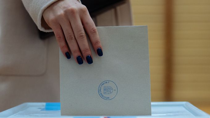 Za vzrůstající počet nevoličů mohou prý i novináři z veřejnoprávních médií. Jejich texty jsou prý příliš složité.