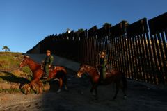 Zeď mezi USA a Mexikem bude. Kdo ji ale zaplatí? Přečtěte si nejdůležitější otázky a odpovědi