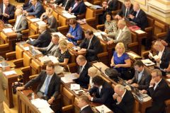 Poslanci podpořili návrh snížit plat obecním zastupitelům z řad zákonodárců