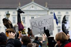 Němci hrozili prezidentovi botami, chtějí jeho odchod