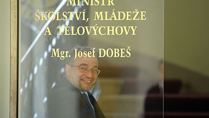 Ministr Josef Dobeš tají, kdo mu odvolaného úředníka doporučil