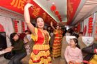 Foto: Vlaky v Číně jsou narvané k prasknutí. Lidé slaví nový rok, za rodinami jezdí přes celou zemi