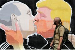 Socha Svobody roní slzy. Trump dal stopku muslimům, dělá Putinovu politiku a ohrožuje EU