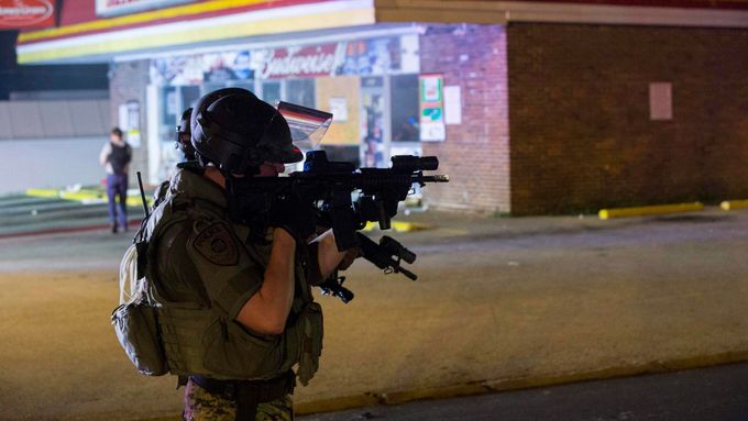 Policista ve Fergusonu v Missouri. Předměstím St. Louis už přes týden zmítají nepokoje.