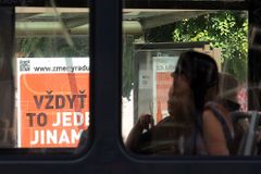 V Praze se srazila tramvaj s autem, 5 zraněných