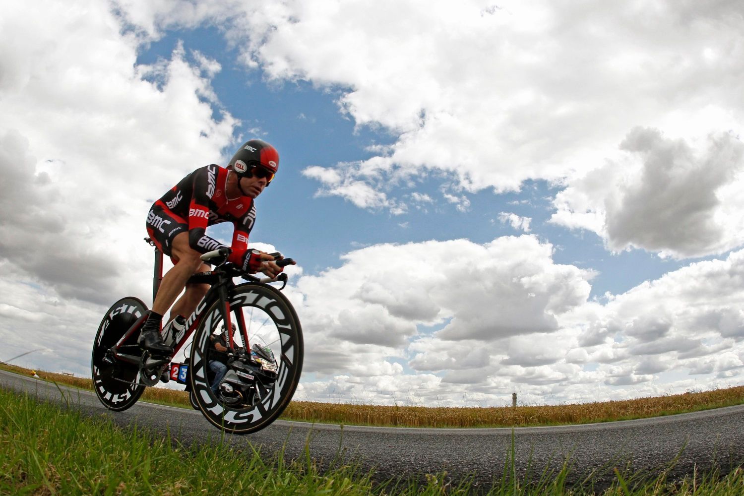 Australský cyklista Cadel Evans ze stáje BMC jede 19. etapu Tour de France 2012.