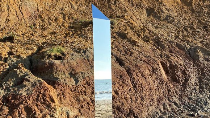Další záhadný monolit se objevil na pláží na ostrově Isle of Wight v Británii.