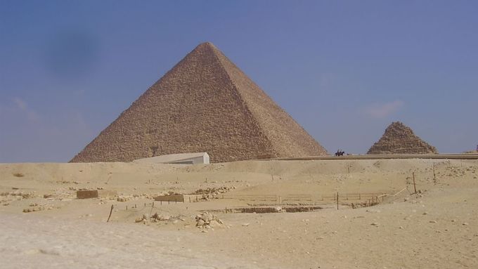 Opuštěné pyramidy v Gíze.