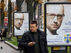 Premiér Arsenij Jaceňuk (na billboardech) kandiduje za Lidovou frontu.