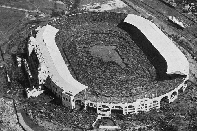 Letecká fotografie stadionu Wembley před začátkem finále F.A. Cupu 1923 mezi Boltonem Wanderers a West Hamem United.